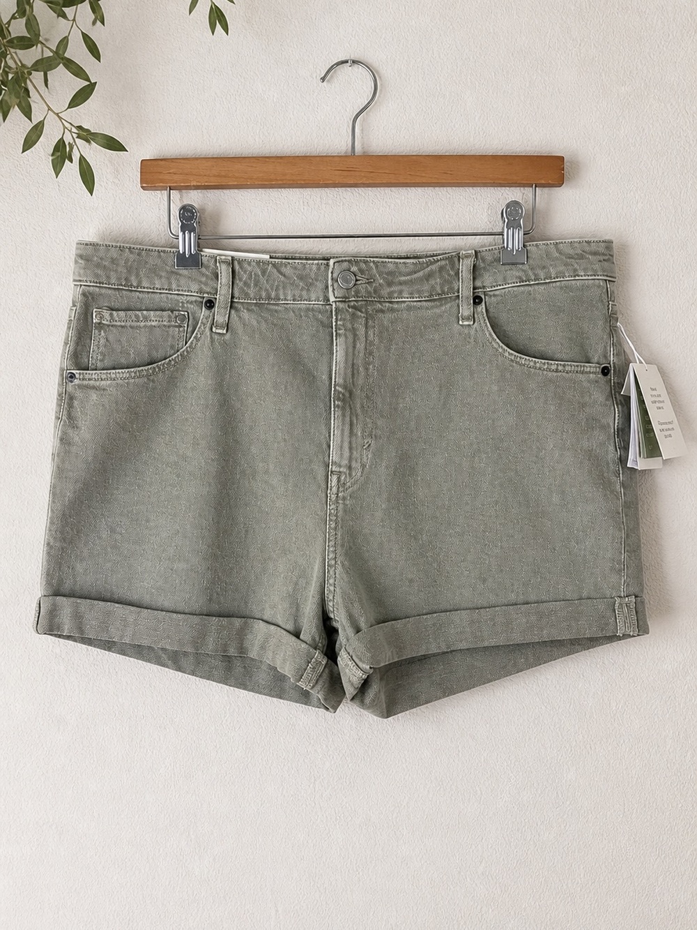 H&M Women's Ultra High Waist Mom Denim Shorts Size 18 NEW Gray Cuffed Festival